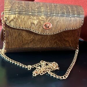 NWOT Timbertote wooden shoulder purse. Hot pink lining.gold chain